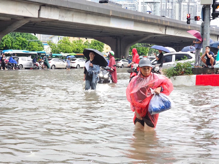 Hà Nội giảm điểm ngập sau mưa lớn, chuyên gia cảnh báo chưa thể chủ quan- Ảnh 1.