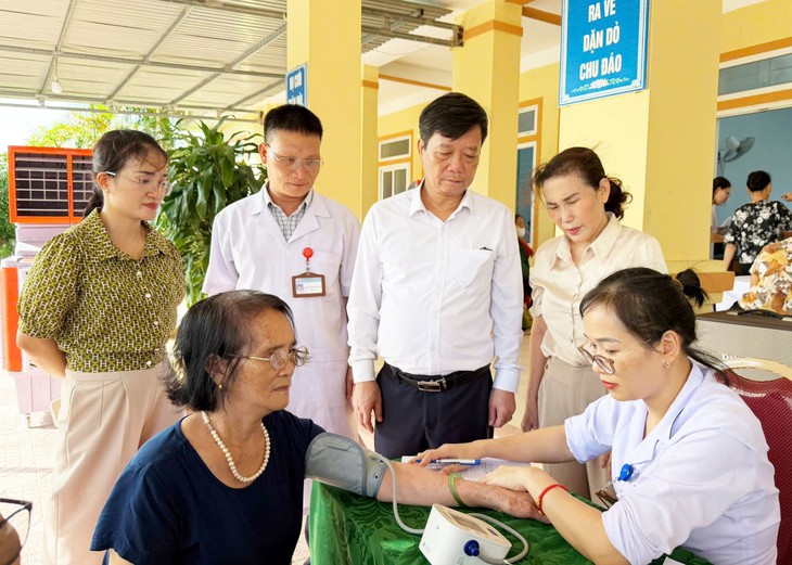Hàng nghìn người Hà Tĩnh được khám sức khỏe miễn phí- Ảnh 1.