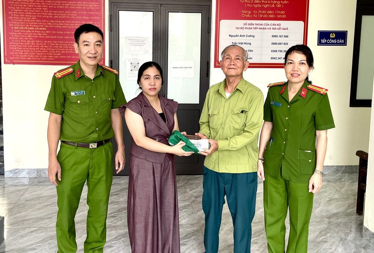 Nhặt được 400 triệu đồng trên đường, cô gái vội trình báo công an- Ảnh 1.
