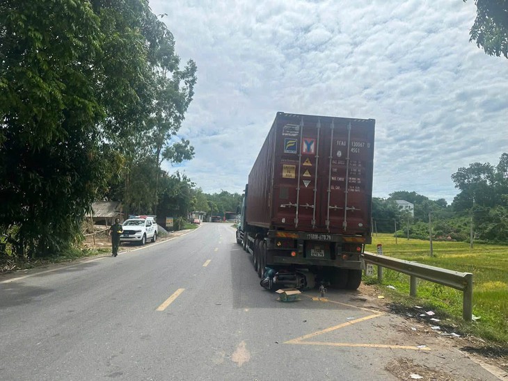 Khởi tố tài xế xe đầu kéo lùi xe khiến người phụ nữ tử vong- Ảnh 1.