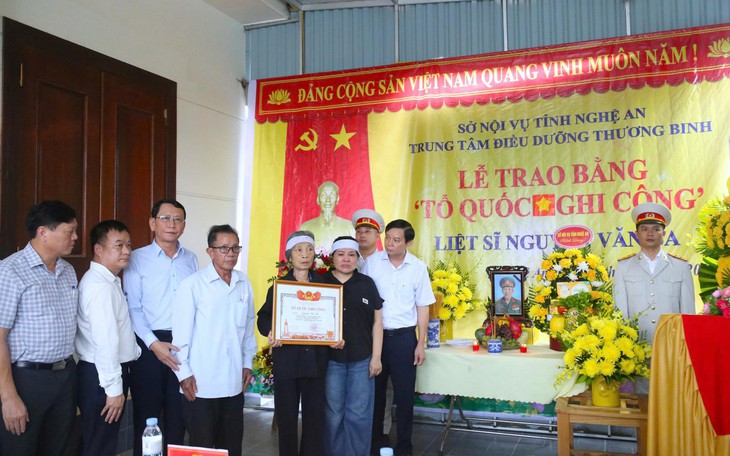 Sạt lở lớn, 6000 nghìn m³ đất đá chắn ngang đường ở Lào Cai- Ảnh 2.