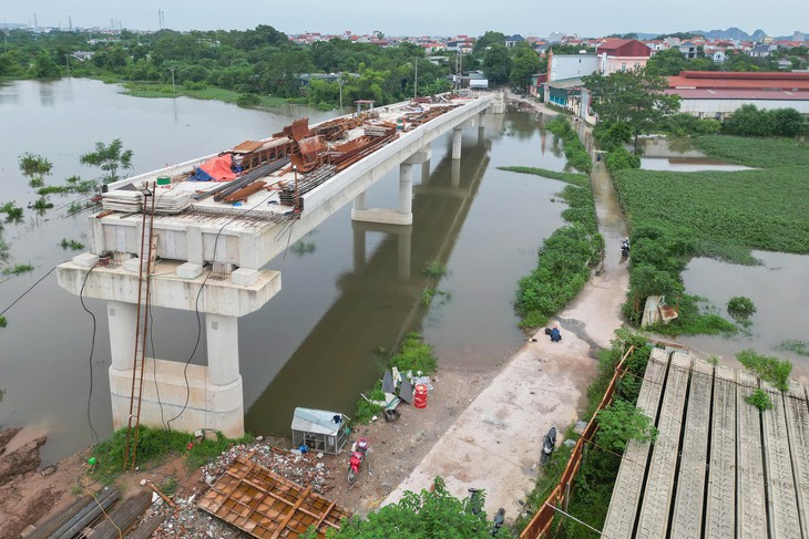 Nước tràn qua 3 cầu yếu, cầu tạm nối 2 xã ở Hà Nội- Ảnh 4.