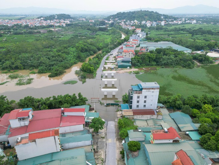 Nước tràn qua 3 cầu yếu, cầu tạm nối 2 xã ở Hà Nội- Ảnh 7.