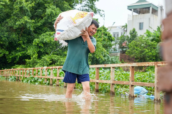 Nước tràn qua 3 cầu yếu, cầu tạm nối 2 xã ở Hà Nội- Ảnh 3.