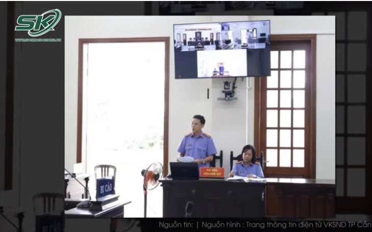 Clip bảo vệ KĐT ở Hà Nội đấm đá túi bụi tài xế công nghệ gây bão mạng, Công an vào cuộc - Ảnh 1.