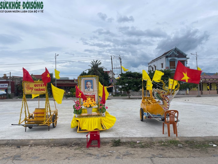 Vì sao làng biển chia nhau 4 màu để treo cờ, mặc áo cả tháng trời?- Ảnh 9.