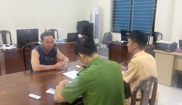 Cảnh sát giao thông Huế tóm gọn đối tượng truy nã trên xe khách- Ảnh 1.