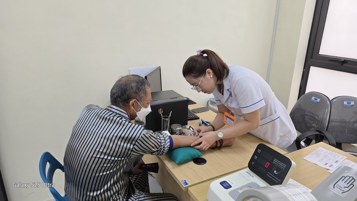 Lý do người sau 60 tuổi nhất định phải tiêm vaccine đầy đủ - Ảnh 2.