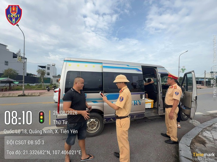 CSGT Quảng Ninh tổng kiểm soát phương tiện kinh doanh vận tải dịp lễ 2/9- Ảnh 2.