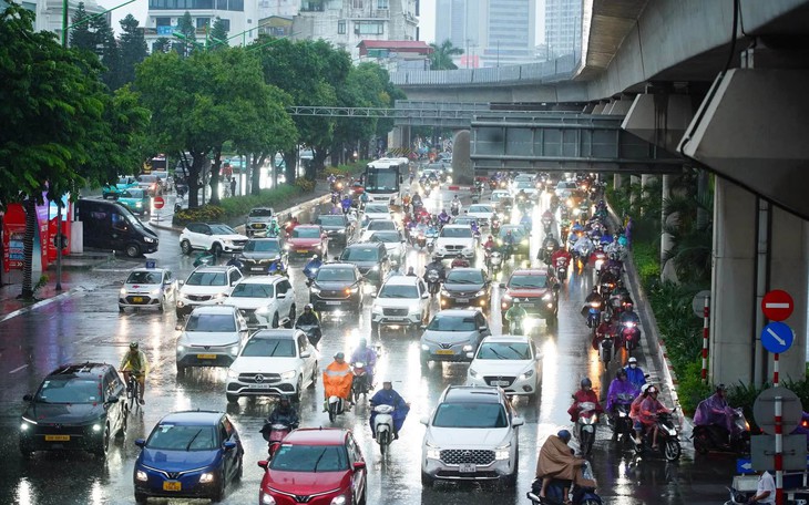 Hà Nội tái diễn mưa dông mạnh kèm lốc sét chiều nay - Ảnh 2.