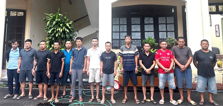 Sau bữa ăn, 13 lái xe công ty VINACOMAX rủ nhau xóc đĩa ăn tiền- Ảnh 1.