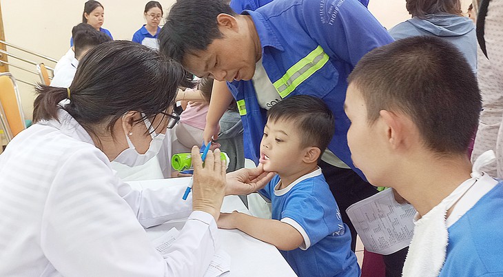 TPHCM muốn trạm y tế hết ‘mồ côi’ chuyên môn - Ảnh 2.