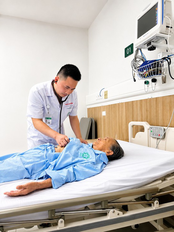 Chạy đua với 'tử thần' trong đêm, cứu trái tim của cụ bà 94 tuổi- Ảnh 1.