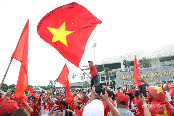 Cờ đỏ sao vàng rực rỡ trước trận lượt về tranh cúp AFF Cup 2026 - Ảnh 1.