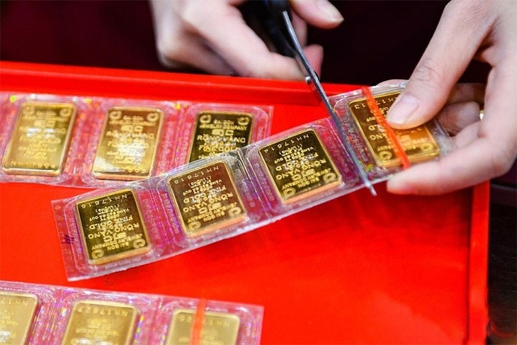 Chốt giá vàng hôm nay ngày 26/8 đồng loạt giảm mạnh- Ảnh 1.