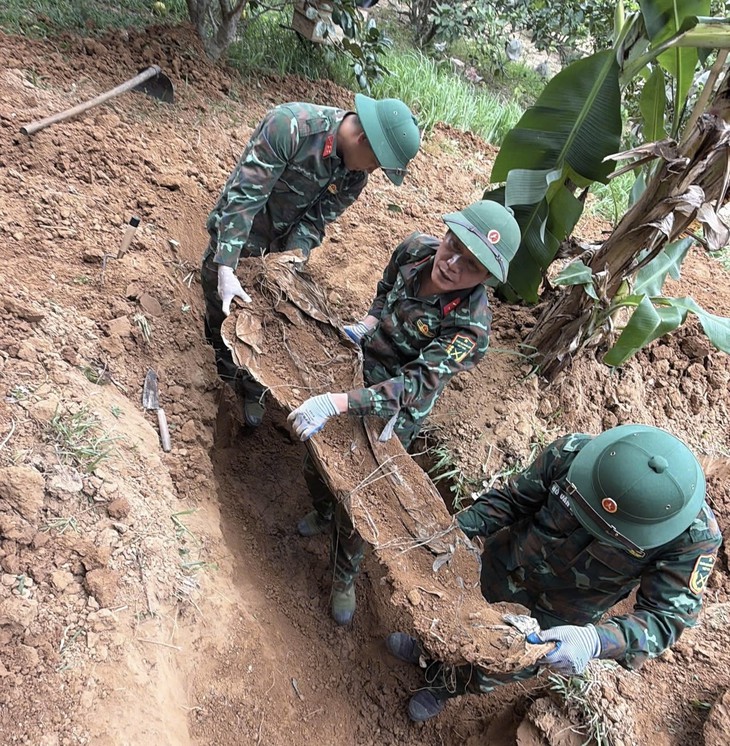 Phát hiện nhiều hài cốt liệt sĩ trong khuôn viên bệnh viện và khu vực lân cận- Ảnh 1.