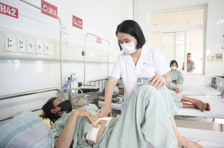 Phẫu thuật nội soi cắt khối u gan lớn cho bệnh nhân 44 tuổi - Ảnh 2.