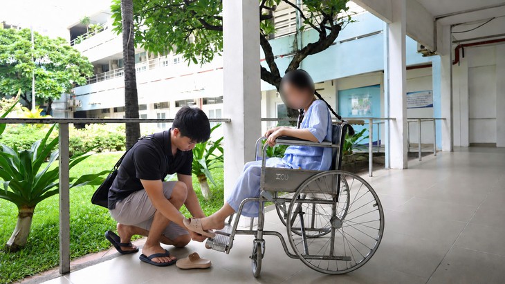 Sản phụ sốt xuất huyết nguy kịch, trải qua 4 lần phẫu thuật và can thiệp để giành sự sống- Ảnh 2.