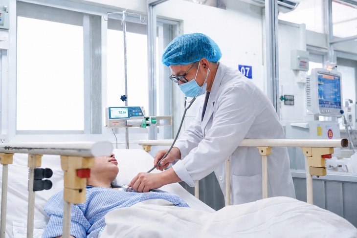 Sản phụ sốt xuất huyết nguy kịch, trải qua 4 lần phẫu thuật và can thiệp để giành sự sống- Ảnh 1.