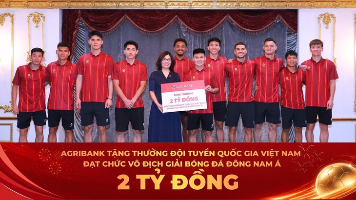 Tuyển Việt Nam nhận thưởng nóng 2 tỷ đồng từ Agribank - Ảnh 1.