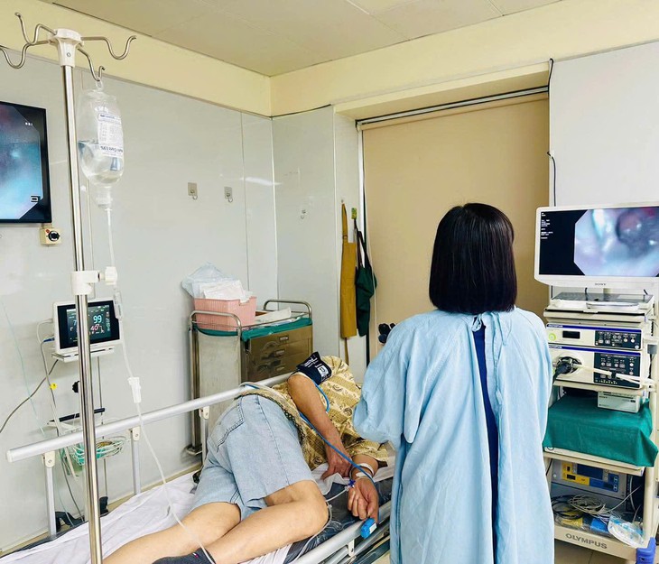 Xương ghẹ chắn ngang thực quản cụ ông 81 tuổi- Ảnh 2.