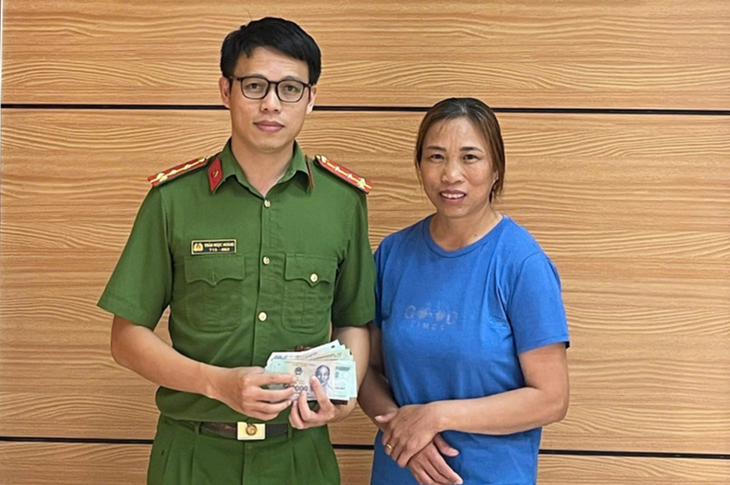 Nhặt được ví có vàng, người phụ nữ lập tức báo công an- Ảnh 1.