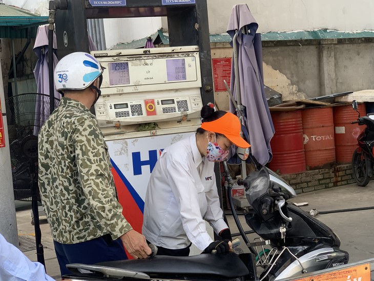 Giá xăng dầu tiếp tục giảm, E10RON95 còn 22.119 đồng/lít - Ảnh 1.