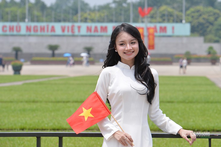 Giới trẻ diện áo dài, nô nức chụp ảnh trước thềm Quốc khánh 2/9- Ảnh 1.