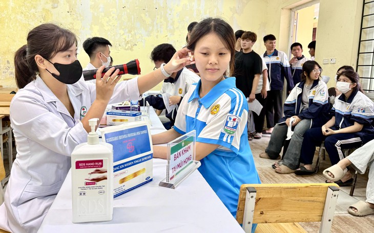 Hà Nội 'gõ từng nhà' chống sốt xuất huyết, học sinh yên tâm đón năm học mới- Ảnh 3.