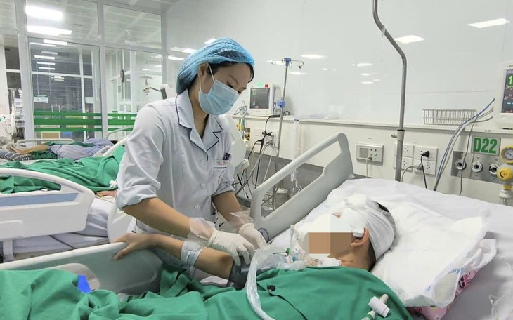 Bác sĩ ép tim suốt 35 phút cứu người đàn ông ngừng tuần hoàn, hôn mê sâu hi hữu- Ảnh 3.