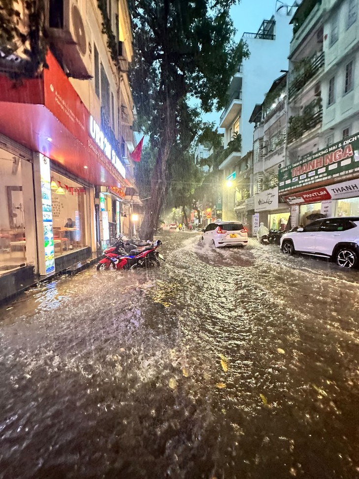 Hình ảnh các tuyến phố Hà Nội ngập nặng đúng giờ tan tầm- Ảnh 6.