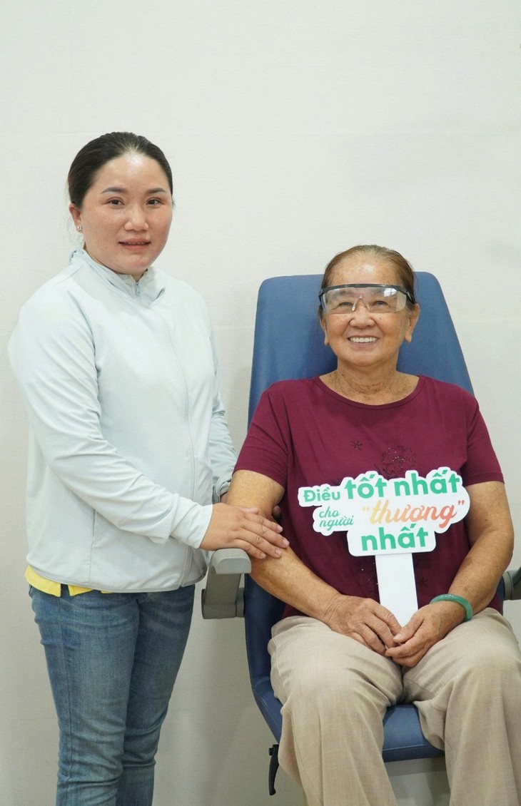 Giấu đôi mắt mờ vì sợ phiền con: Nỗi lòng cha mẹ tuổi xế chiều- Ảnh 2.