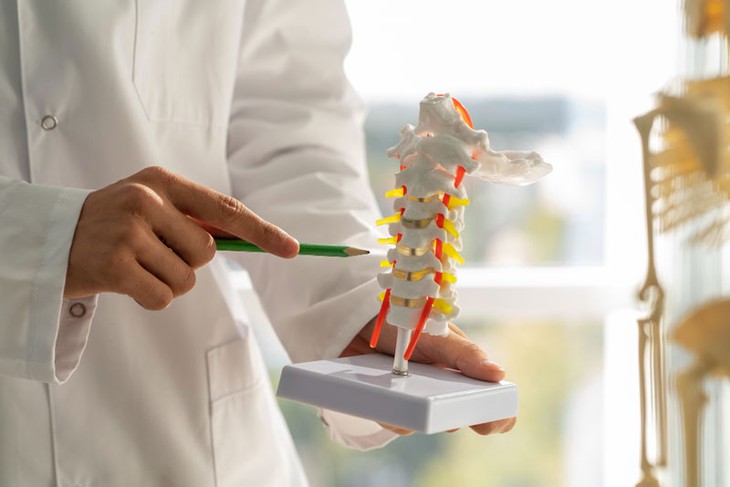 Gai đôi cột sống khi nào cần phẫu thuật? - Ảnh 1.