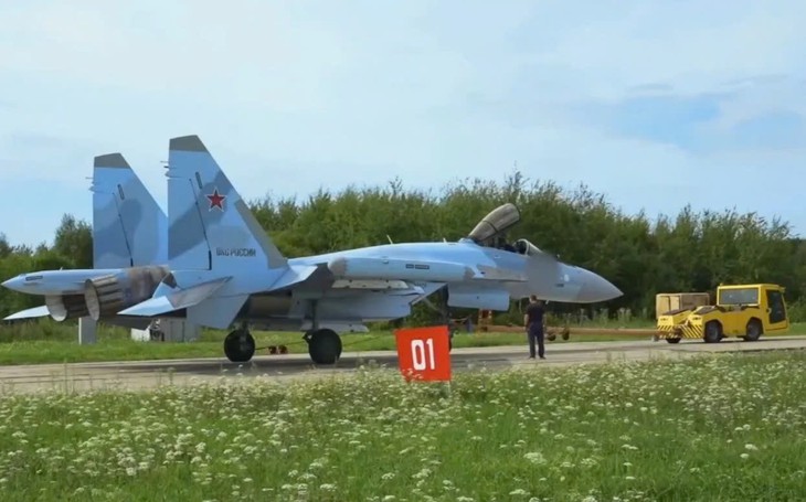 Phi đội 'tiêm kích ngoài hành tinh' Su-35 sẵn sàng xuất kích- Ảnh 1.