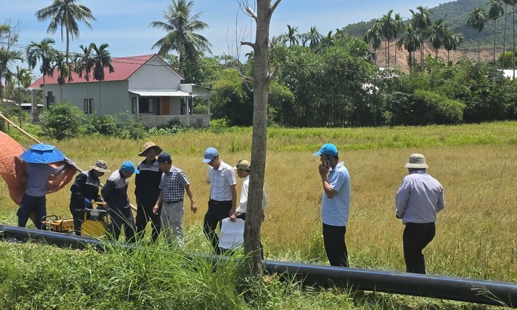 Thiếu nước sạch ở Chân Mây - Lăng Cô: Công nhân thi công xuyên đêm- Ảnh 1.