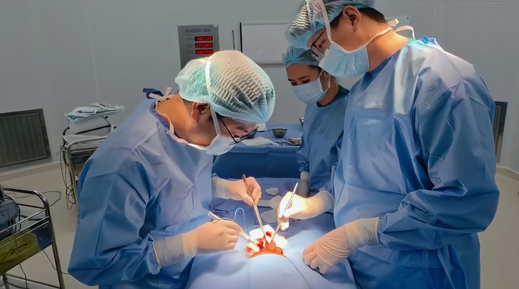 Báo động đỏ 'cứu' tinh hoàn bé trai chấn thương nghiêm trọng do tai nạn xe đạp- Ảnh 1.