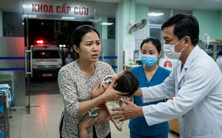 Những dấu hiệu nguy hiểm cần đưa trẻ đi viện ngay nếu trẻ sặc nước khi bơi 
- Ảnh 2.