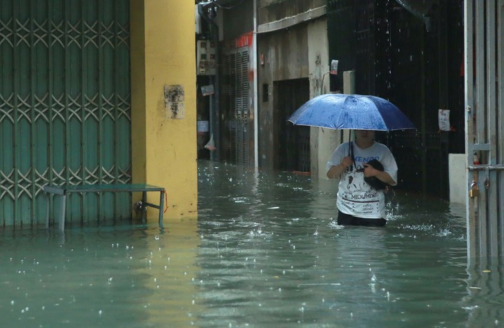 Cảnh báo ngập úng nhiều tuyến phố ở Hà Nội- Ảnh 1.