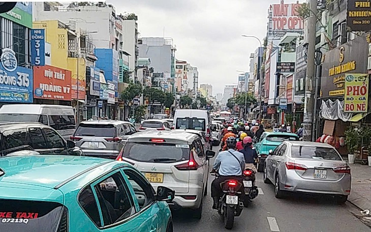 Lao xe vào công trình đang thi công ở Huế lúc rạng sáng, 2 người nhập viện- Ảnh 2.