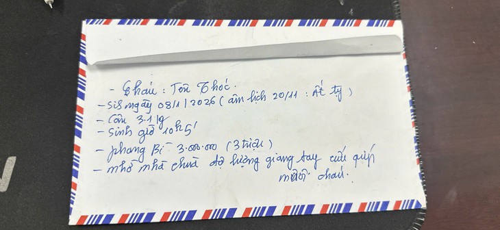 Xót xa bé trai hơn 7 tháng tuổi bị bỏ rơi trước cổng chùa- Ảnh 1.