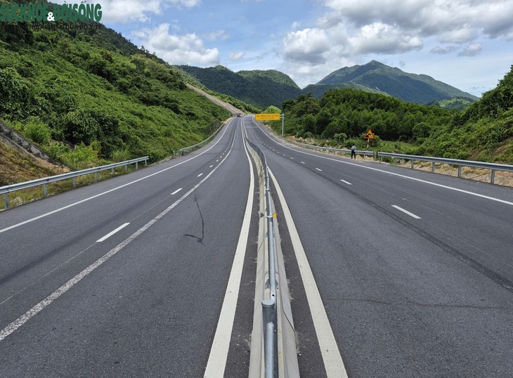 Hiện trạng tuyến cao tốc La Sơn – Hoà Liên đã hoàn thiện 4 làn xe - Ảnh 1.