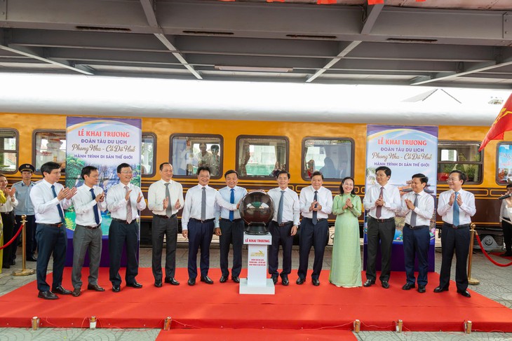 Đoàn tàu nối 2 trung tâm du lịch miền Trung chính thức lăn bánh- Ảnh 1.