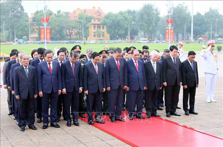 Lãnh đạo Đảng, Nhà nước vào Lăng viếng Chủ tịch Hồ Chí Minh - Ảnh 2.