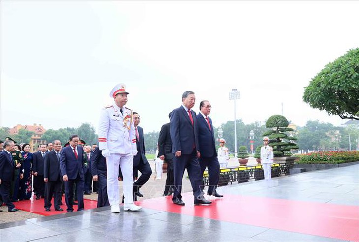 Lãnh đạo Đảng, Nhà nước vào Lăng viếng Chủ tịch Hồ Chí Minh - Ảnh 3.