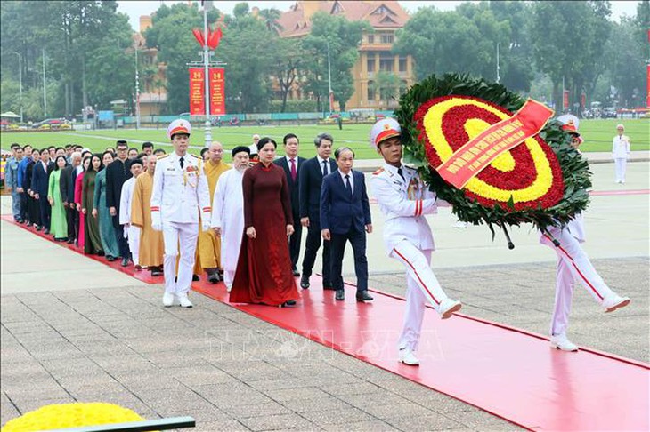 Lãnh đạo Đảng, Nhà nước vào Lăng viếng Chủ tịch Hồ Chí Minh - Ảnh 5.