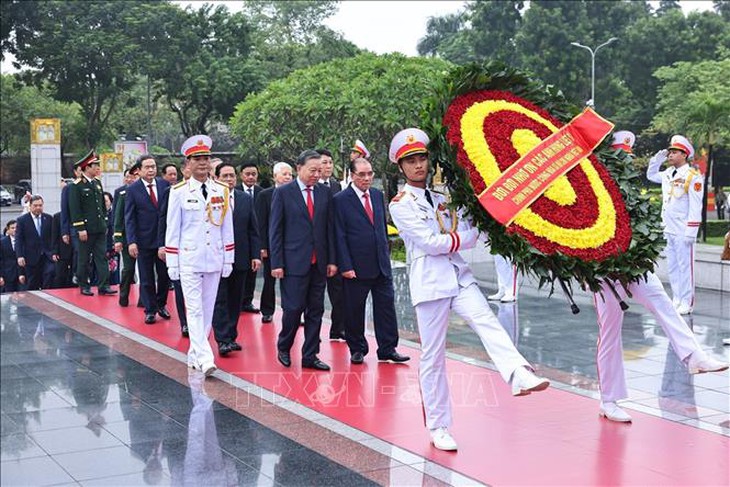 Lãnh đạo Đảng, Nhà nước vào Lăng viếng Chủ tịch Hồ Chí Minh - Ảnh 4.