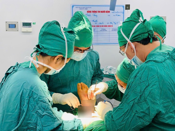 Bệnh viện tuyến tỉnh chạy đua với thời gian nối chân đứt gần lìa cho bệnh nhân- Ảnh 1.