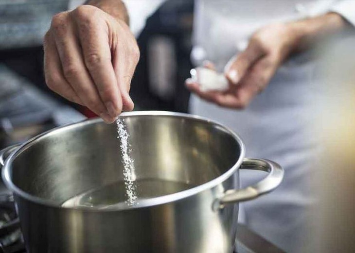 Ăn quá nhạt kéo dài có thể gây hại không?- Ảnh 1.