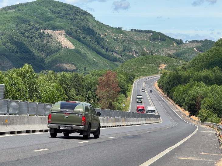 Hiện trạng tuyến cao tốc La Sơn – Hoà Liên đã hoàn thiện 4 làn xe - Ảnh 5.