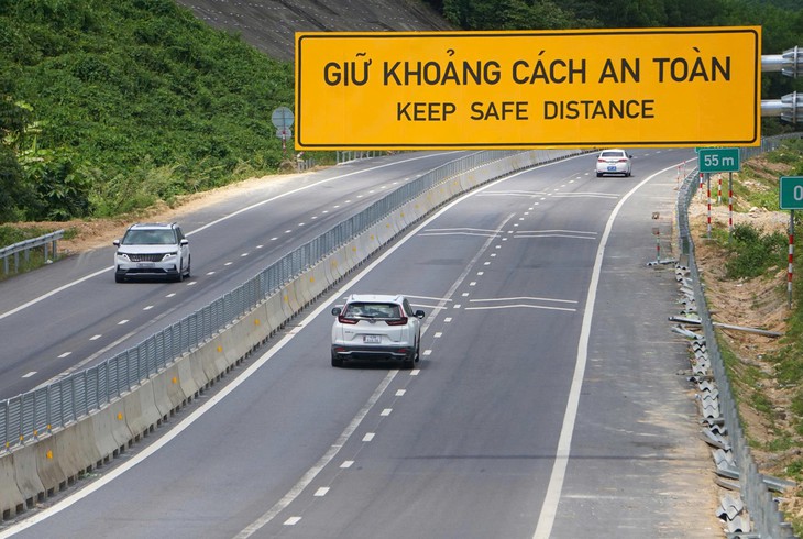 Hiện trạng tuyến cao tốc La Sơn – Hoà Liên đã hoàn thiện 4 làn xe - Ảnh 6.